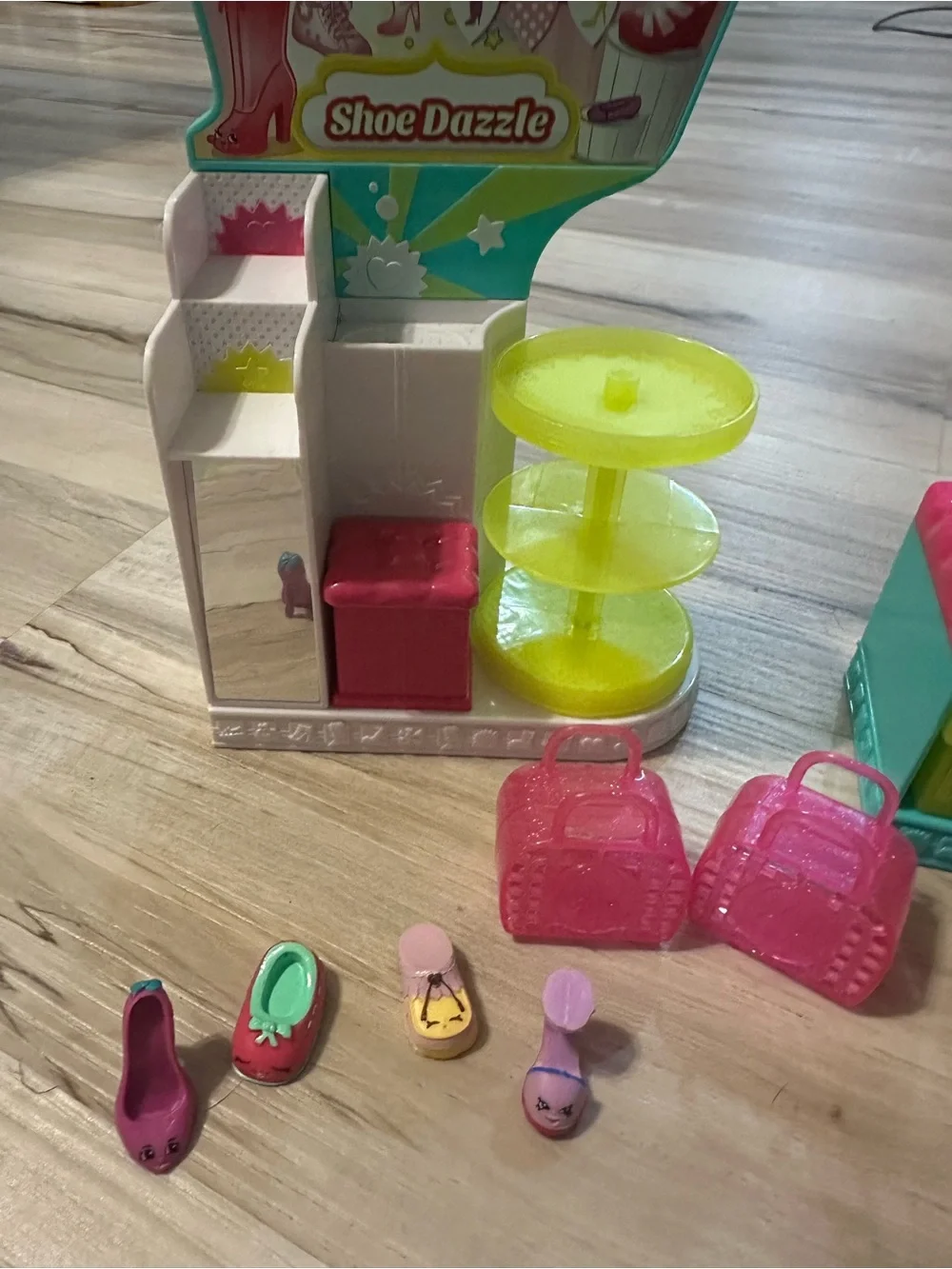 Shopkins Shoe B Doo Shoe Dazzle Playset + 4 Shoes & 2 Shopping Bags